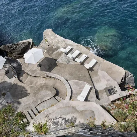 - Lo Scoglio Villa