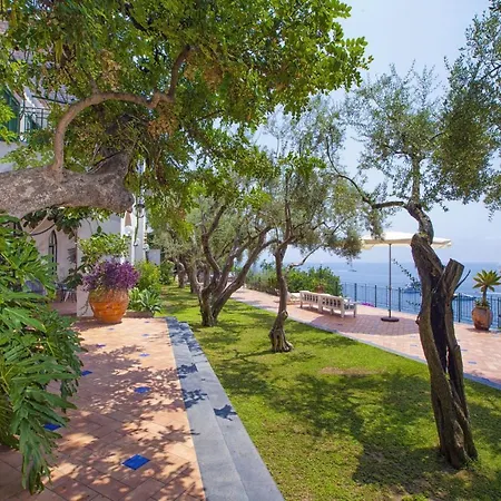 - Lo Scoglio Villa
